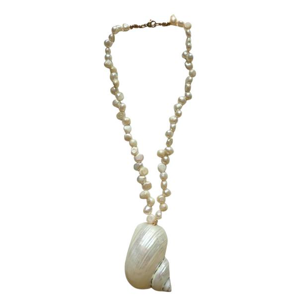 Meri short pearl shell necklace