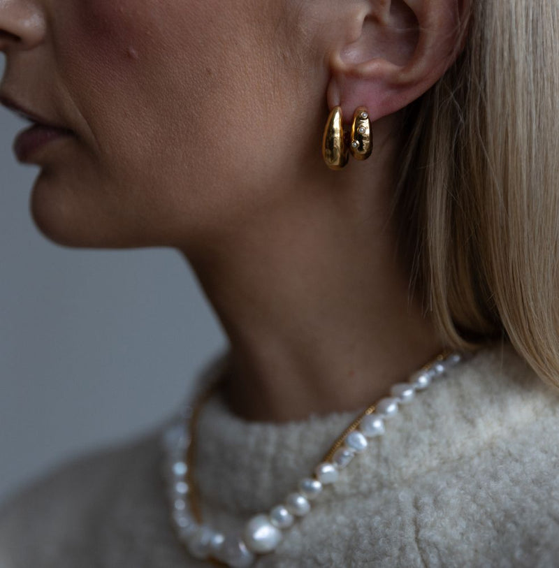 DANIELLE WARD THE MINI PEARL HOOPS Mabe A