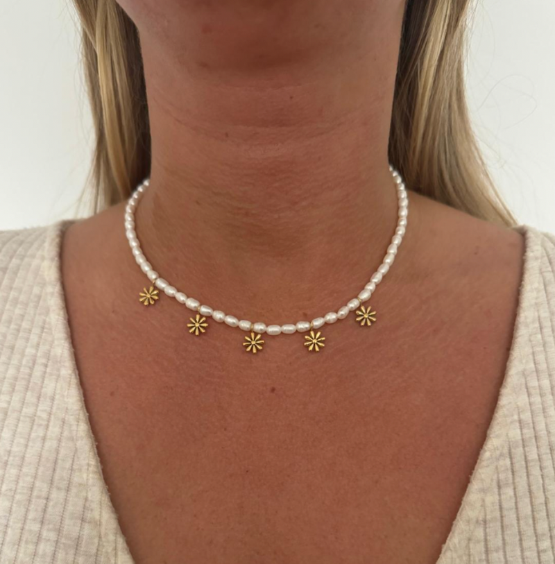 Daisy pearl charm necklace