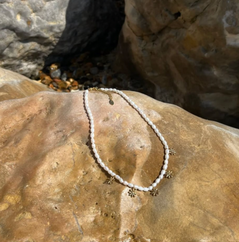 Daisy pearl charm necklace